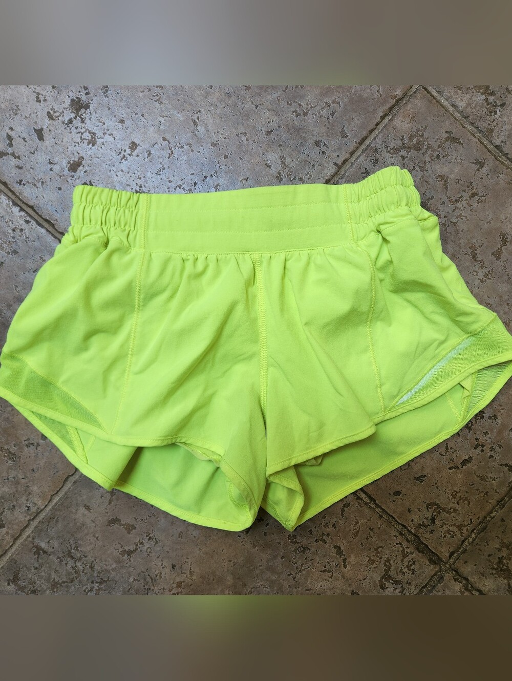 Lululemon Women’s Neon Yellow Hotty Hot 2.5 Inch Shorts, Size 6